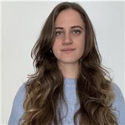 Insegnante con oltre un anno di esperienza presso scuola privata, offre lezioni online ed in presenza di inglese, a studenti e a chiunque voglia migliorare il proprio livello della lingua!